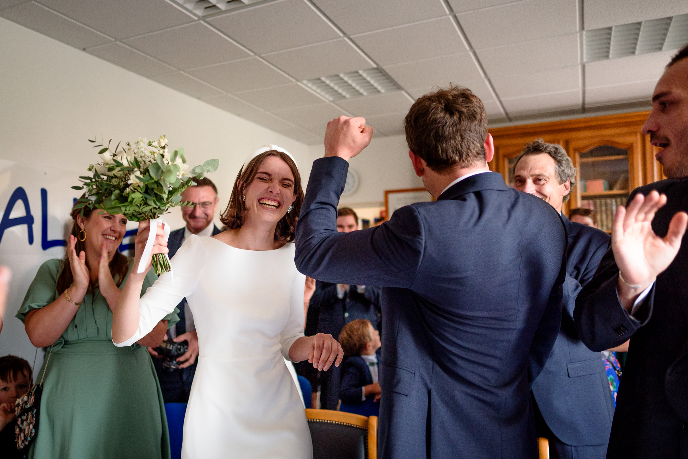 photographe de mariage ile de France Yvelines rires civil mairie mariés heureux